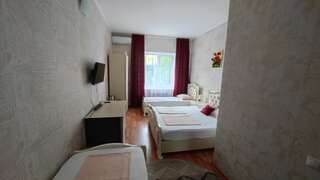 Гостиница Веста Джубга 4-х местный улучшенный номер со всеми удобствами-1