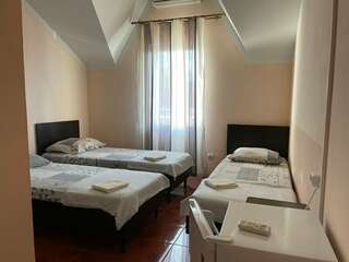 Гостиница Веста Джубга Трехместный номер с балконом-1