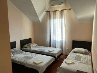 Гостиница Веста Джубга Трехместный номер с балконом-4